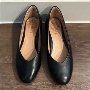 Brioso Women's Black Leather Flats